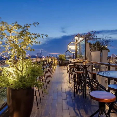 La Mejor Hotel & Sky Bar